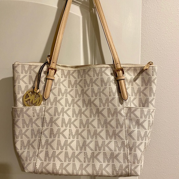 Michael Kors Handbags - 🌻SOLD🌻. Micheal Kors Tote